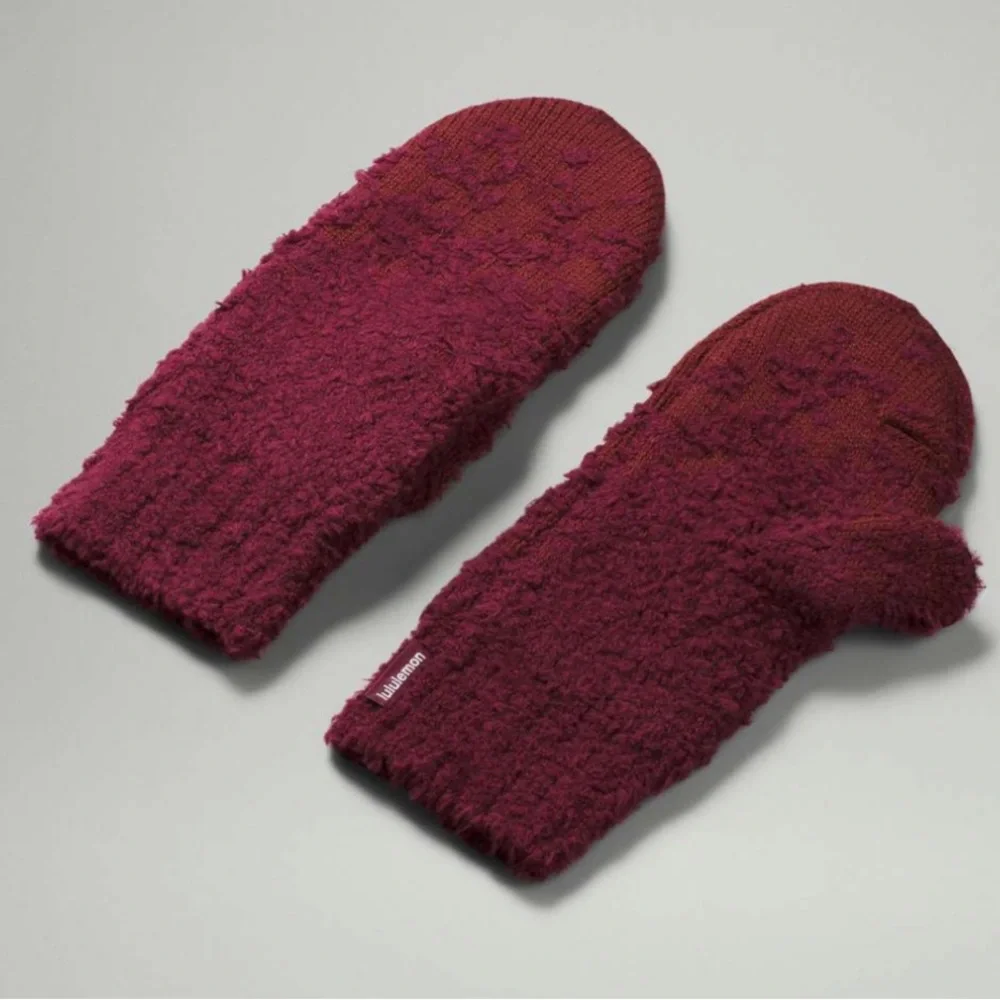 Lululemon Women's Ombre‎ Knit Textured Mittens Red Merlot / Red Merlot M/L NWT!